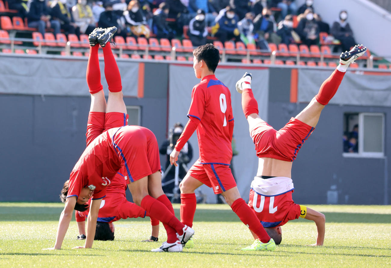 西武台対三重試合開始前、3点倒立する三重の選手たち（撮影・浅見桂子）