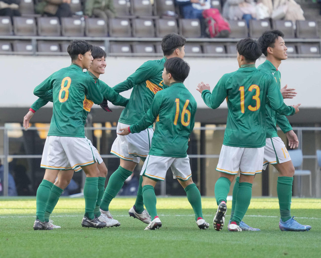 静岡学園対徳島商　前半、静岡学園・小泉（左から2人目）は先制ゴールを奪いイレブンの祝福を受ける（撮影・小沢裕）