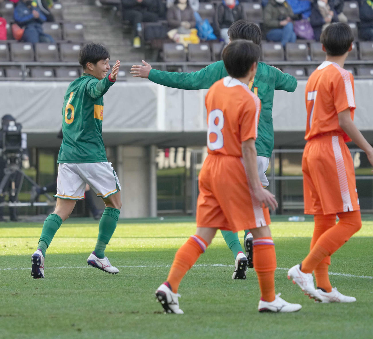 静岡学園対徳島商　前半、静岡学園・小泉（左）は先制ゴールを奪いイレブンの祝福を受ける（撮影・小沢裕）