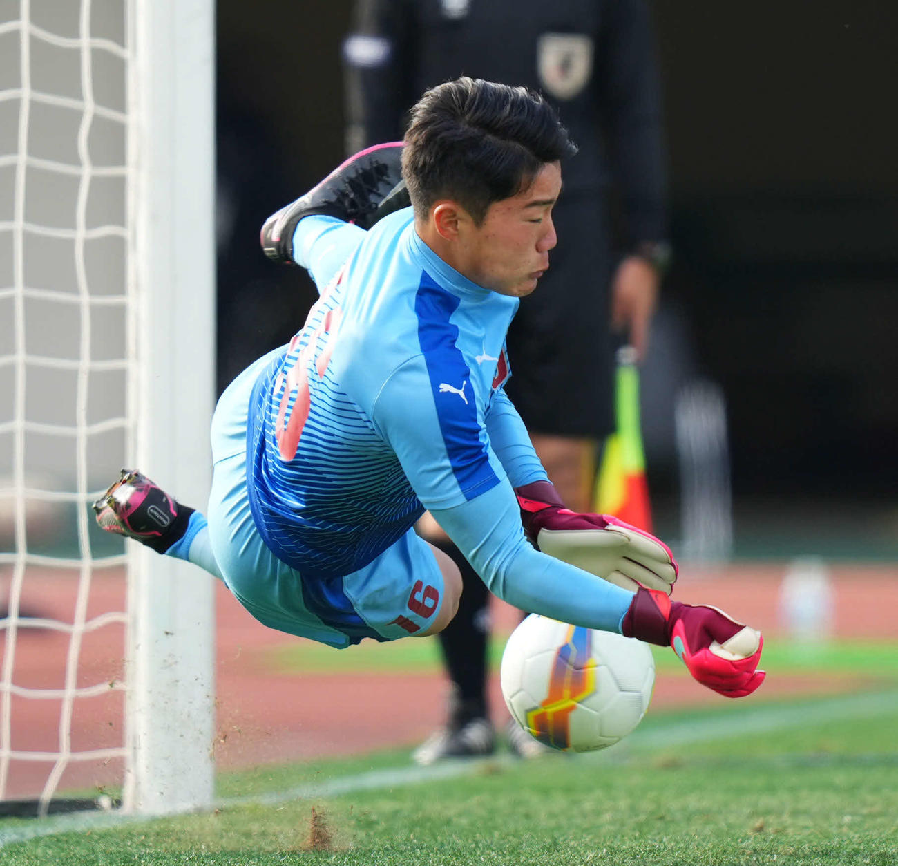 尚志対瀬戸内　PK戦でシュートを止める尚志GK布川（撮影・横山健太）