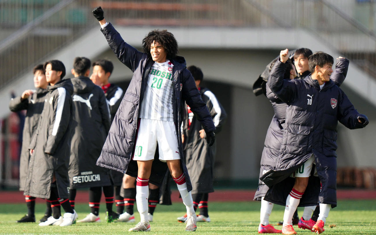 尚志対瀬戸内　PK戦で尚志GK布川がシュートをブロックしガッツポーズするチェイス（中央）（撮影・横山健太）