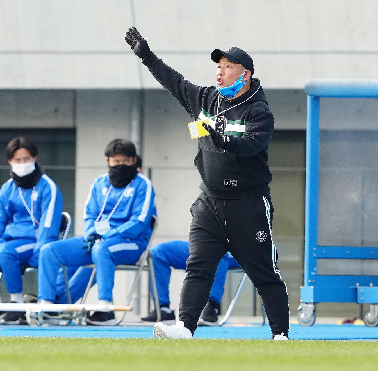 桐光学園対西原　前半、指示を出す桐光学園・鈴木監督（撮影・江口和貴）