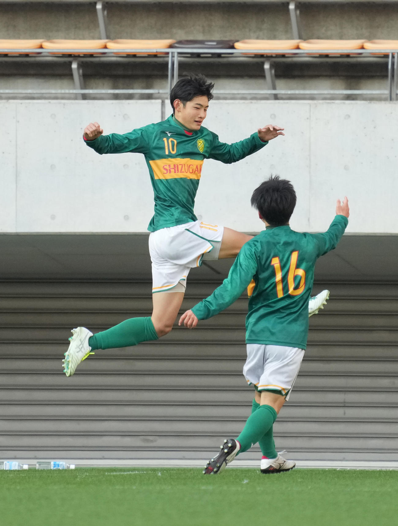 静岡学園対徳島商　後半、静岡学園・古川（左）はゴールを奪い大喜び（撮影・小沢裕）