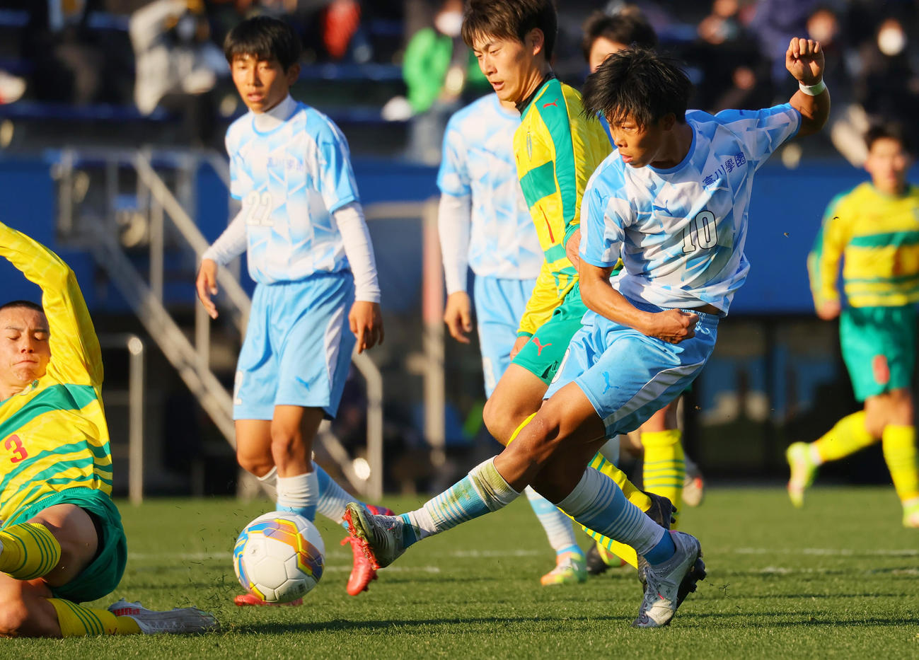 星稜対高川学園　前半、シュートを放つ高川学園・林（撮影・野上伸悟）