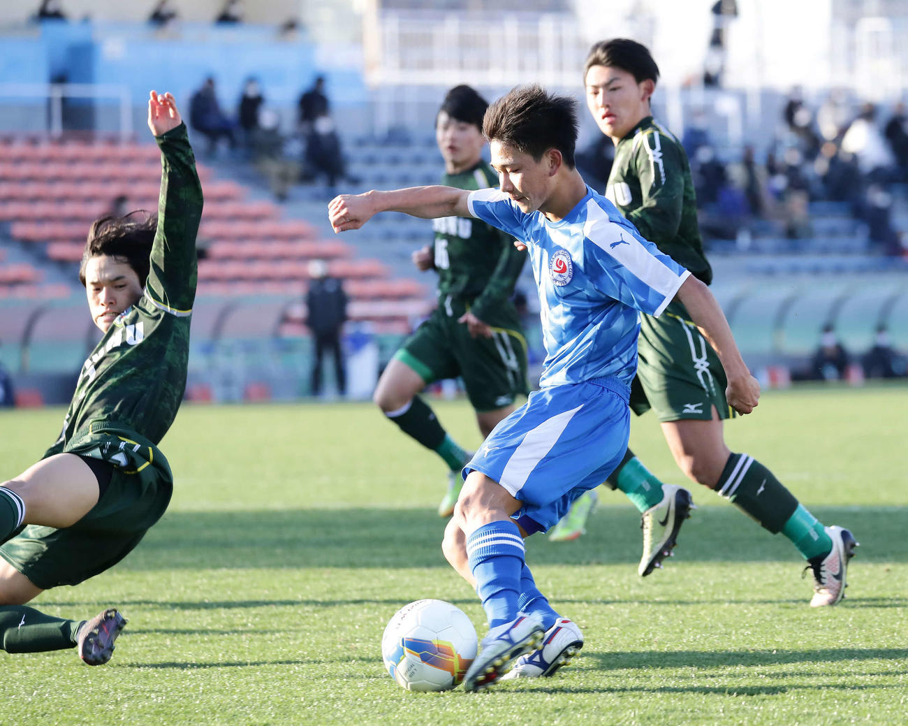専大北上対奈良育英　後半、奈良育英・岡本はドリブルで持ち込み左足を振り抜いて同点ゴールを決める（撮影・丹羽敏通）
