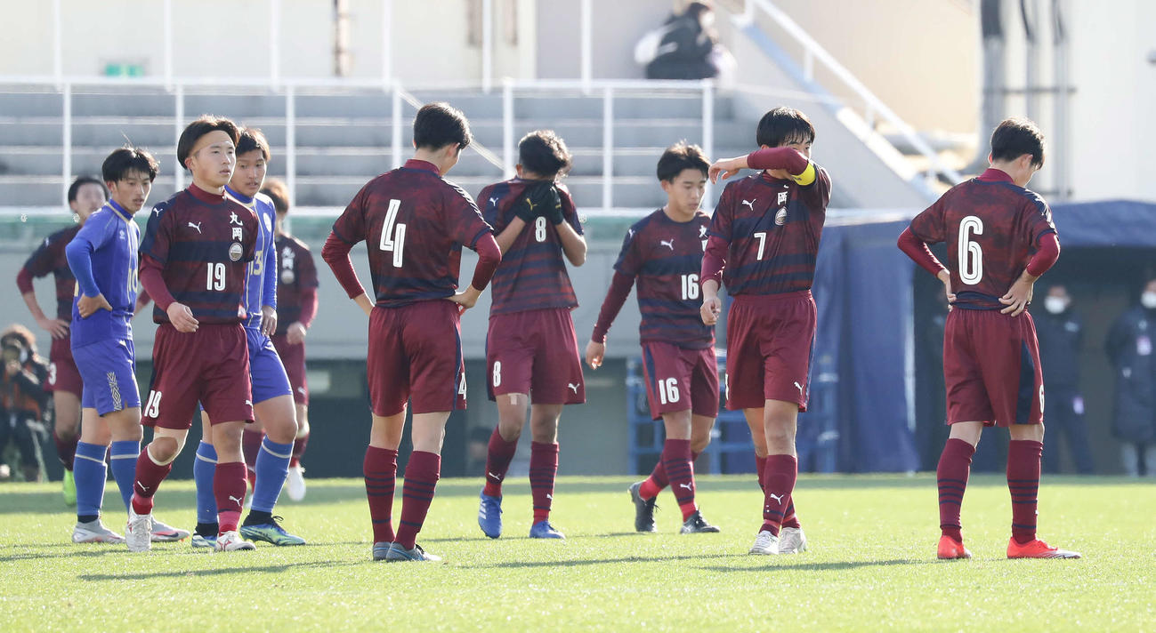 丸岡対阪南大高　初戦で敗れて肩を落とす丸岡イレブン（撮影・丹羽敏通）