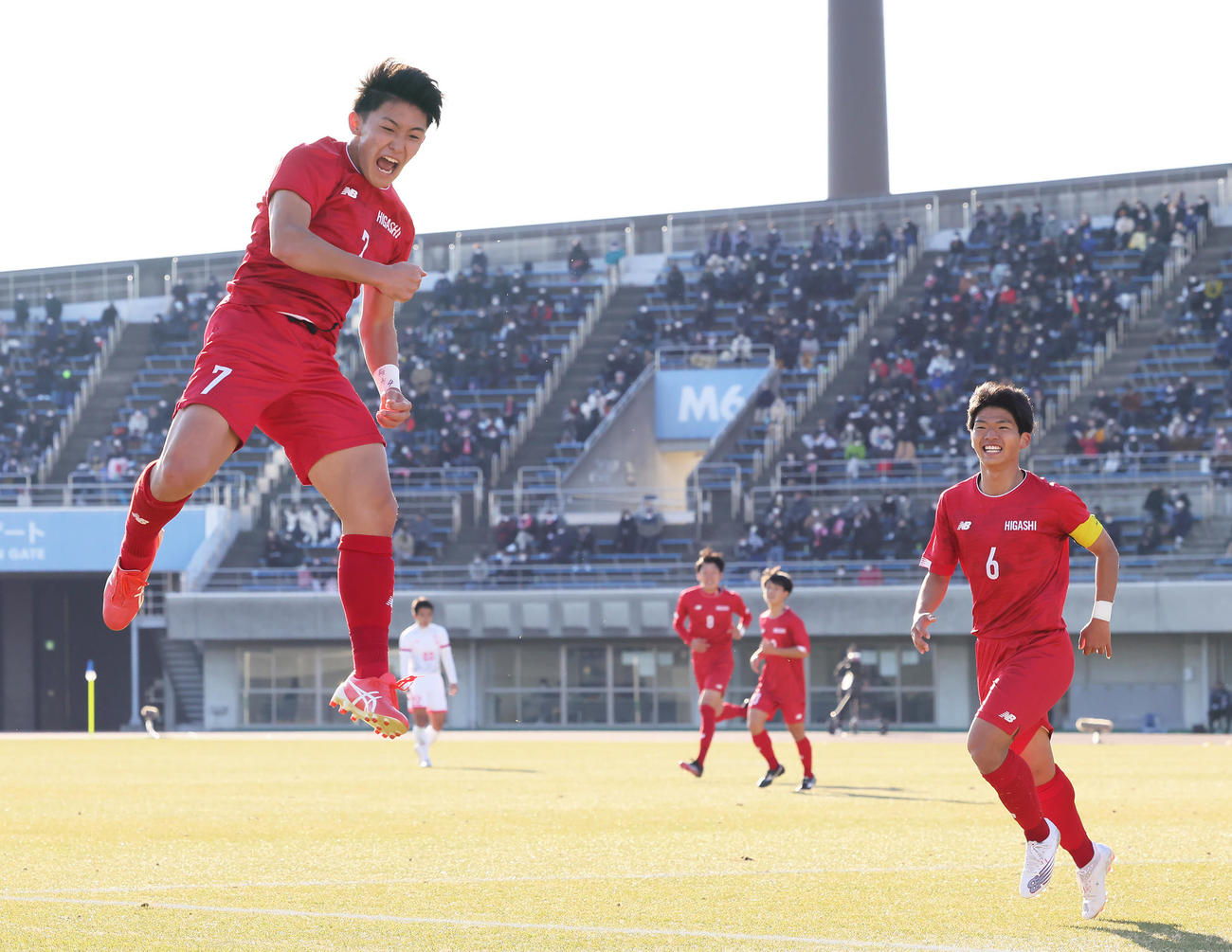 秋田商対東福岡　前半、ゴールを決めジャンプし喜ぶ東福岡・楢崎（左）（撮影・足立雅史）
