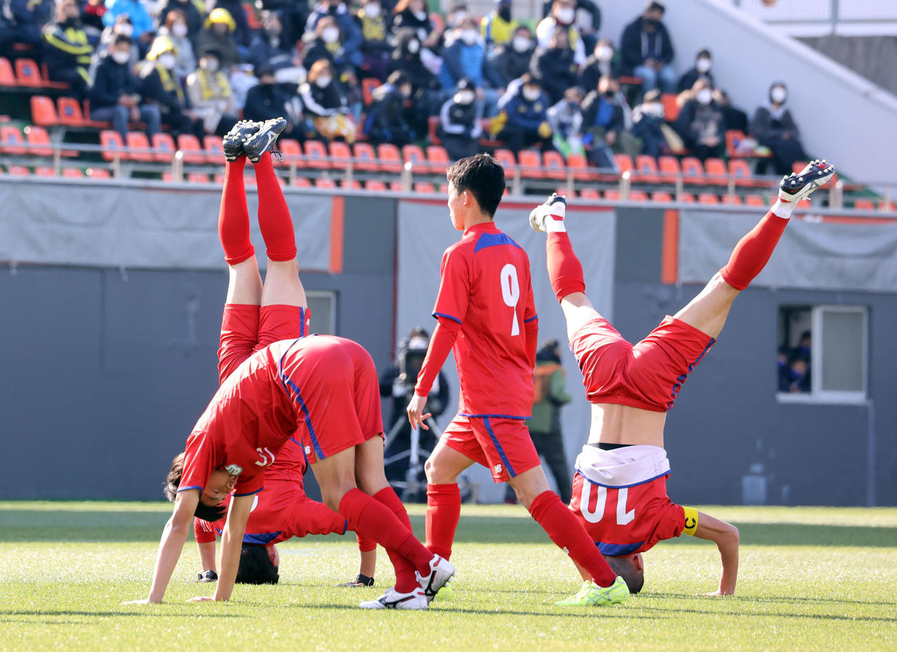 西武台対三重　試合開始前、3点倒立する三重・吉良元希（右）ら選手たち（撮影・浅見桂子）
