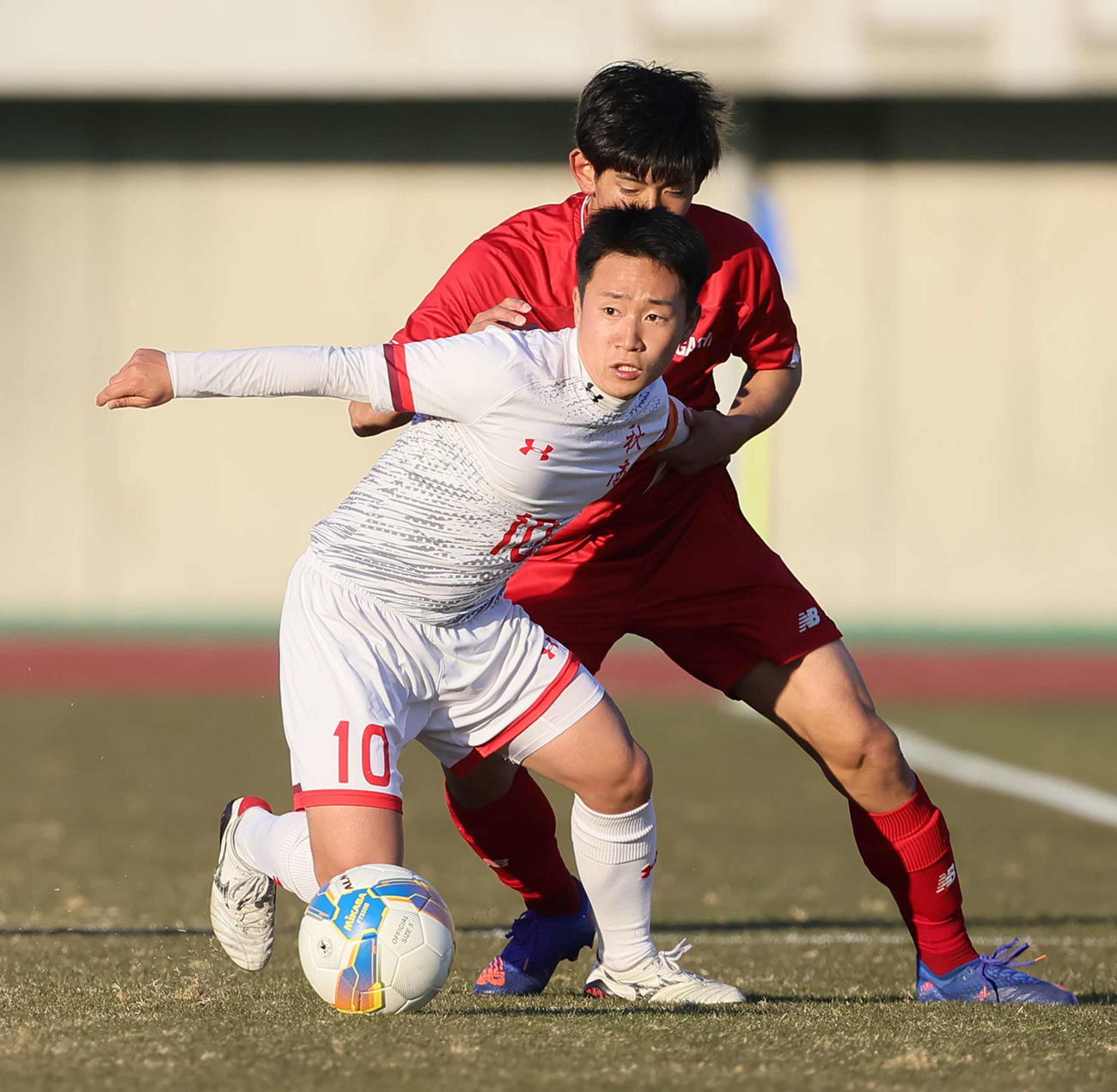 秋田商対東福岡　後半、競り合う秋田商・中野（撮影・足立雅史）