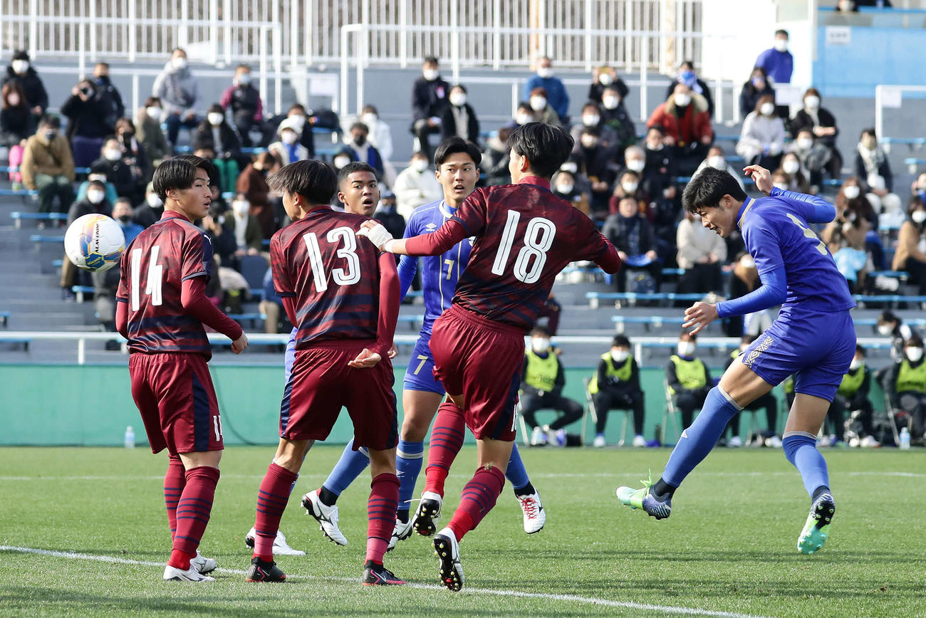 丸岡対阪南大高　前半、セットプレーからヘディングシュートを放つ阪南大高・鈴木（右橋）（撮影・丹羽敏通）