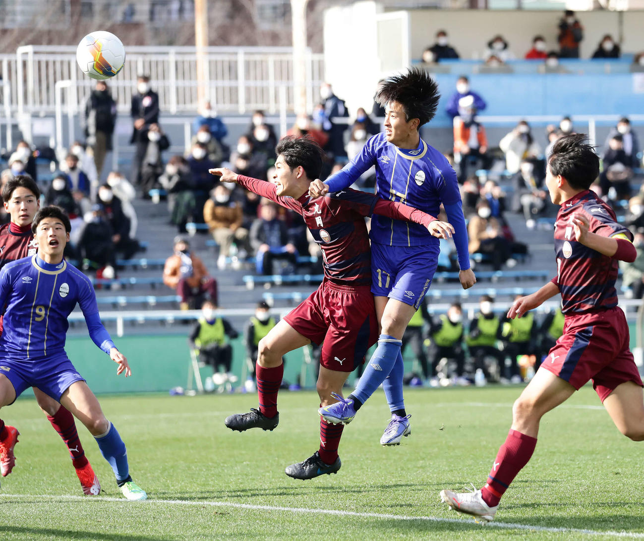 丸岡対阪南大高　前半、ヘディングシュートを放つ阪南大高・石川（右から2人目）（撮影・丹羽敏通）