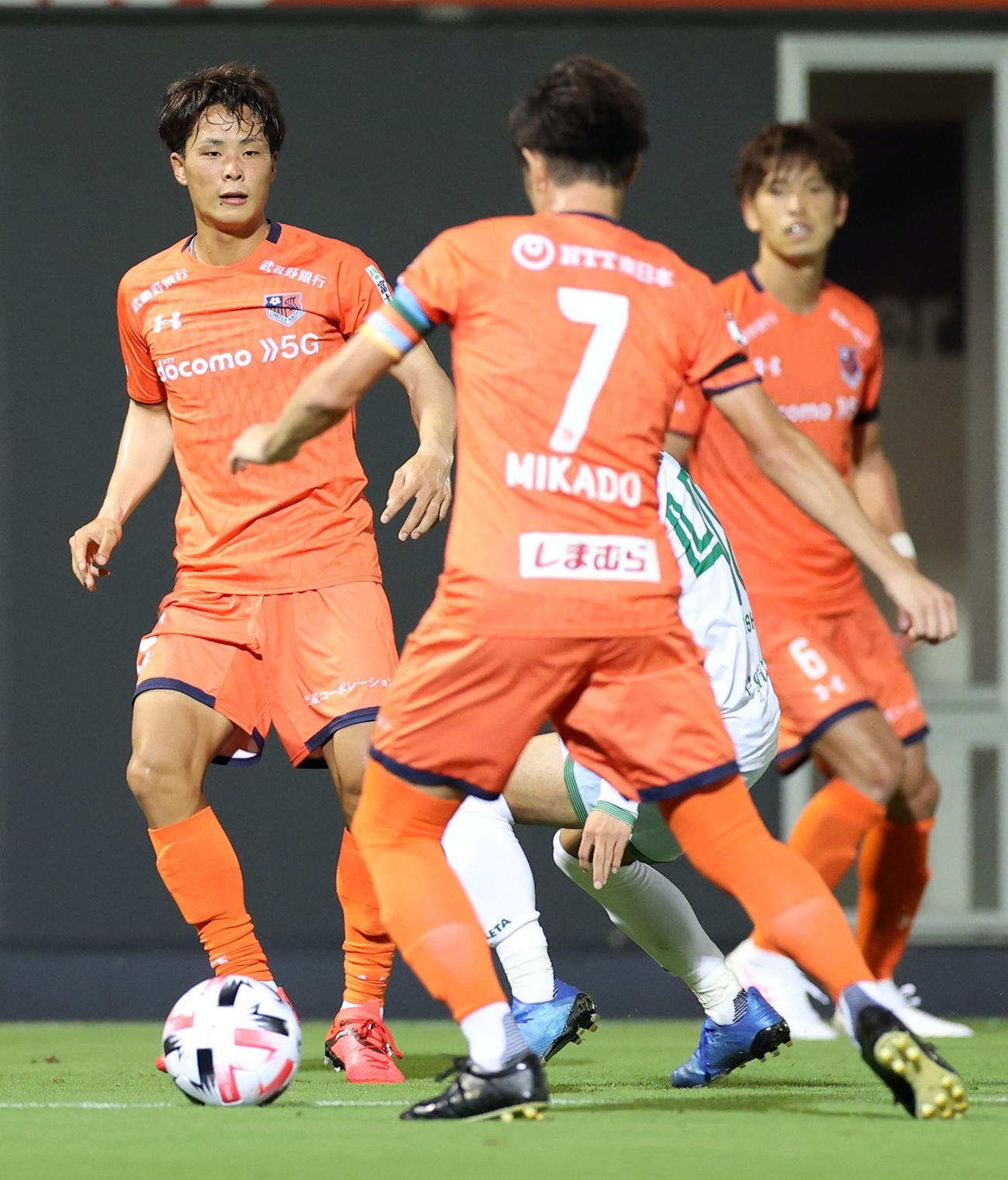 大宮MF翁長聖（奥）（2020年7月11日撮影）