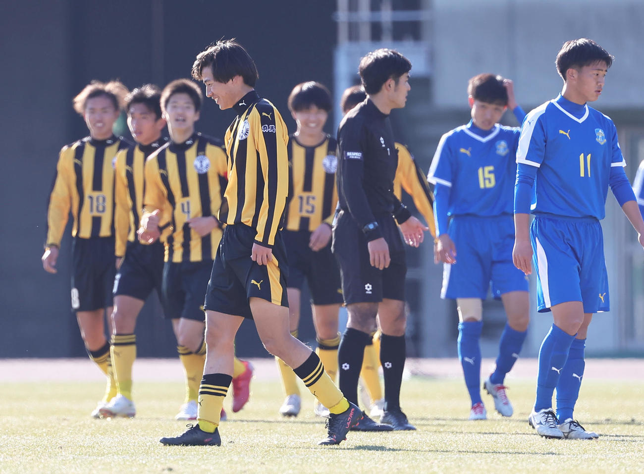 前橋育英対草津東　ハットトリックを達成し、勝利した前橋育英・守屋（左から4人目）は笑顔を見せる（撮影・足立雅史）