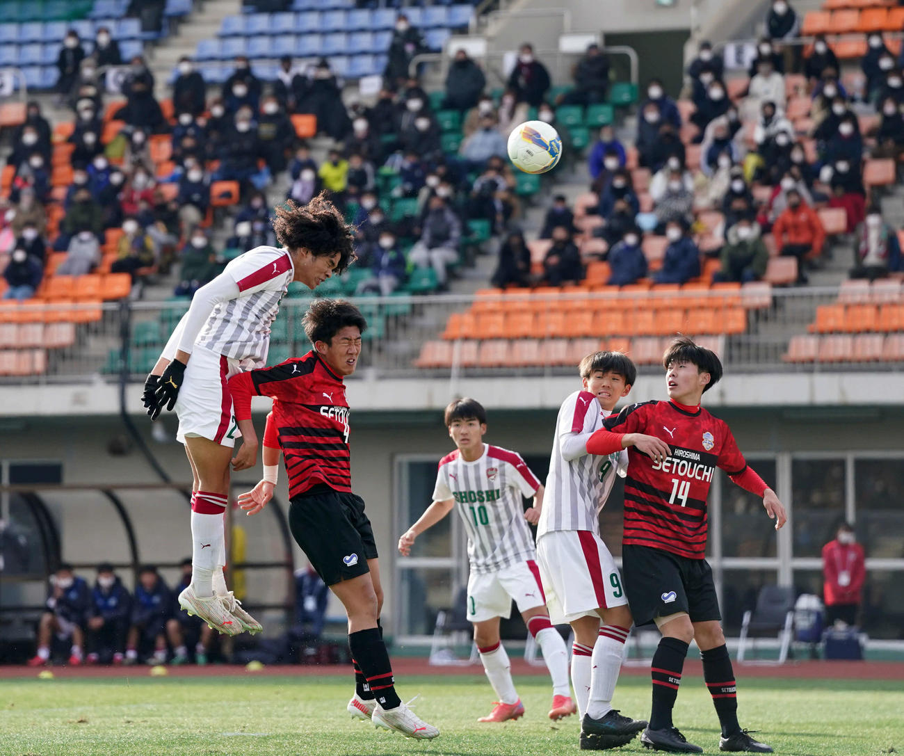 尚志対瀬戸内　後半、シュートを放つ尚志・チェイス（左）（撮影・横山健太）