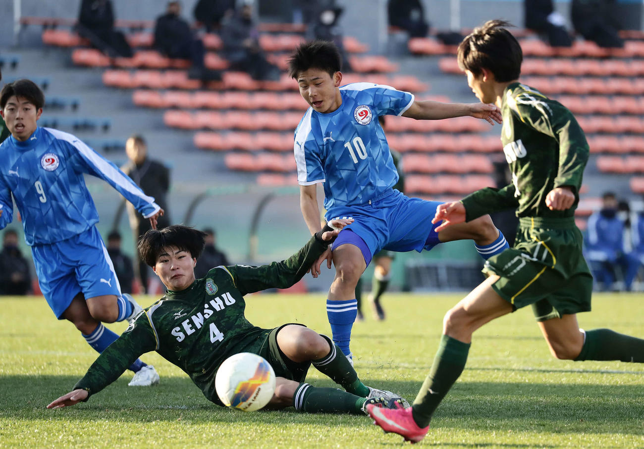 専大北上対奈良育英　後半、専大北上・伊藤（中央左）は奈良育英・岡本（中央右）のシュートを阻む（撮影・丹羽敏通）