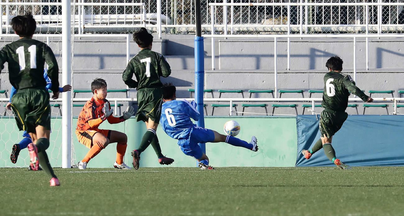 専大北上対奈良育英　後半、専大北上・阿部（右端）が右足を振り抜き2点目のゴールを決める。奈良育英GK吉留（撮影・丹羽敏通）