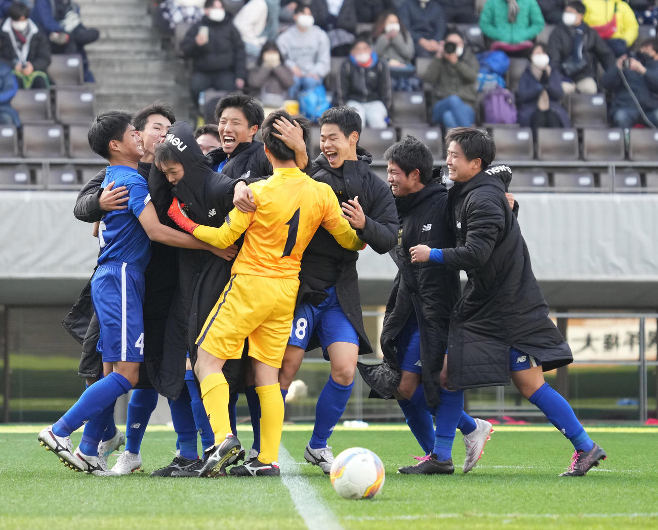 流通経大柏対近大和歌山　PK戦を制し喜ぶ近大和歌山イレブン（撮影・小沢裕）