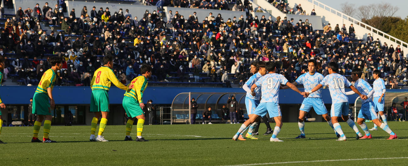 星稜対高川学園　前半、先制点を呼んだFK時に手をつないで輪になって回る高川学園の選手たち（撮影・野上伸悟）