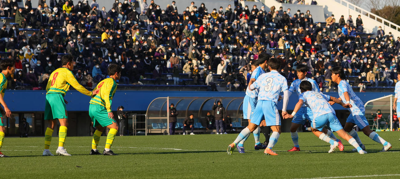 星稜対高川学園　前半、FK時に手をつないで輪になって回った高川学園の選手たちは、キックに合わせゴール前に走り込む（撮影・野上伸悟）