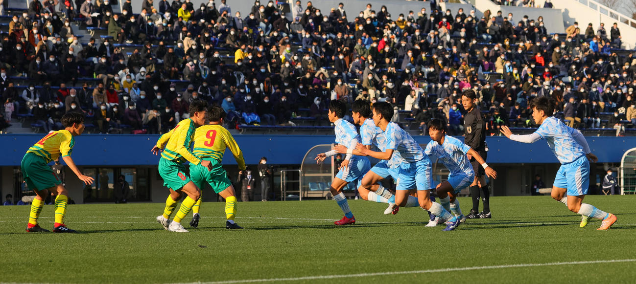 星稜対高川学園　前半、FK時に手をつないで輪になって回った高川学園の選手たちは、キックに合わせゴール前に走り込む（撮影・野上伸悟）