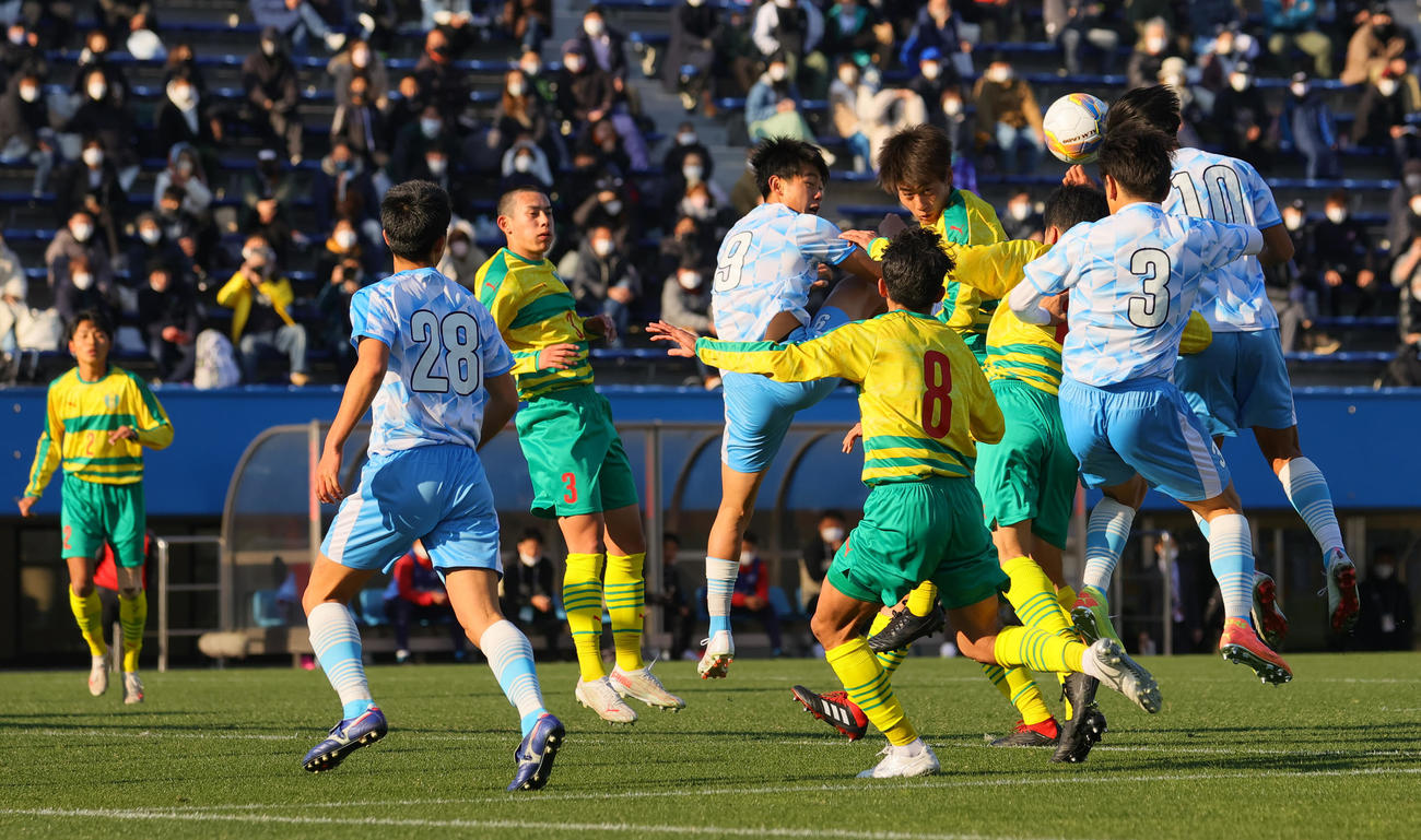 星稜対高川学園　前半、FKからヘディングで先制ゴールを決める高川学園・林（右端）（撮影・野上伸悟）