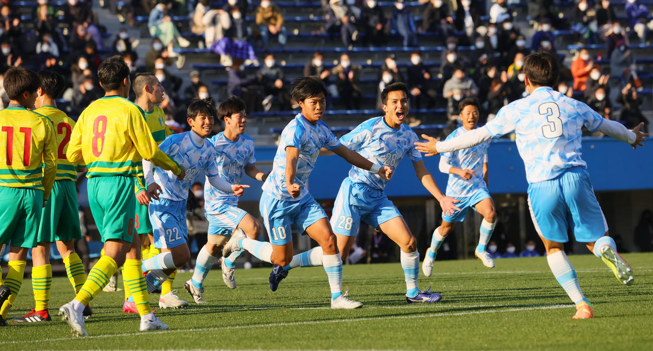 星稜対高川学園　前半、FKから先制ゴールを決め喜ぶ高川学園・林（中央）（撮影・野上伸悟）