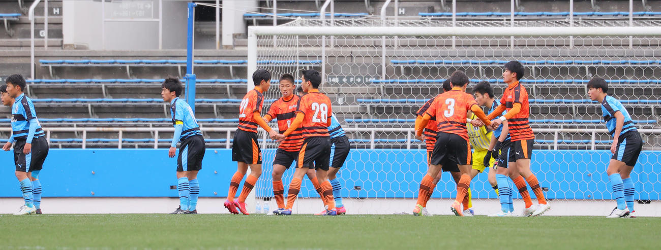 岡山学芸館対高川学園　後半、セットプレー時に、ゴール前で2つの輪を作り、手をつないで回る高川学園の選手たち（撮影・野上伸悟）