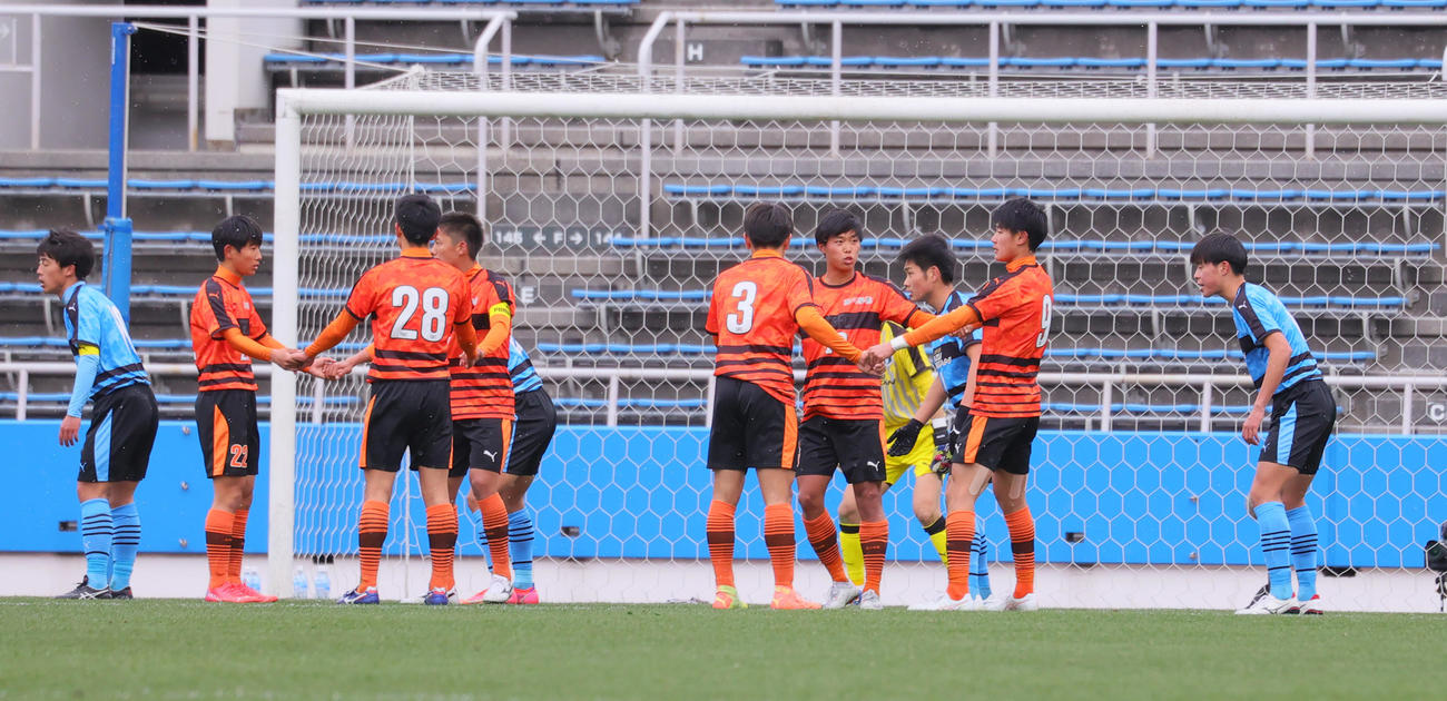 岡山学芸館対高川学園　後半、セットプレー時に、ゴール前で2つの輪を作る高川学園の選手たち（撮影・野上伸悟）