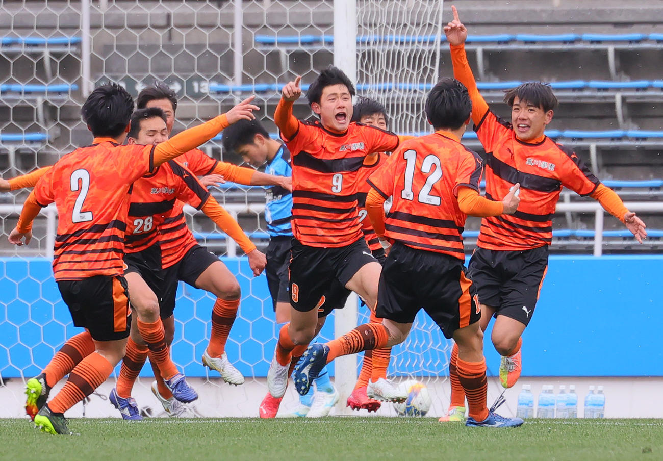 岡山学芸館対高川学園　後半、決勝ゴールを決め喜ぶ高川学園・中山（中央）ら（撮影・野上伸悟）