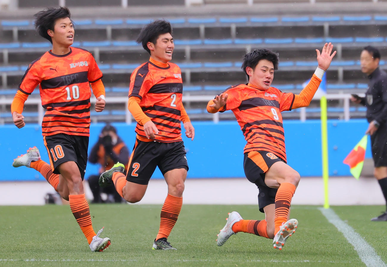 岡山学芸館対高川学園　後半、決勝ゴールを決め喜ぶ高川学園・中山（右）ら（撮影・野上伸悟）
