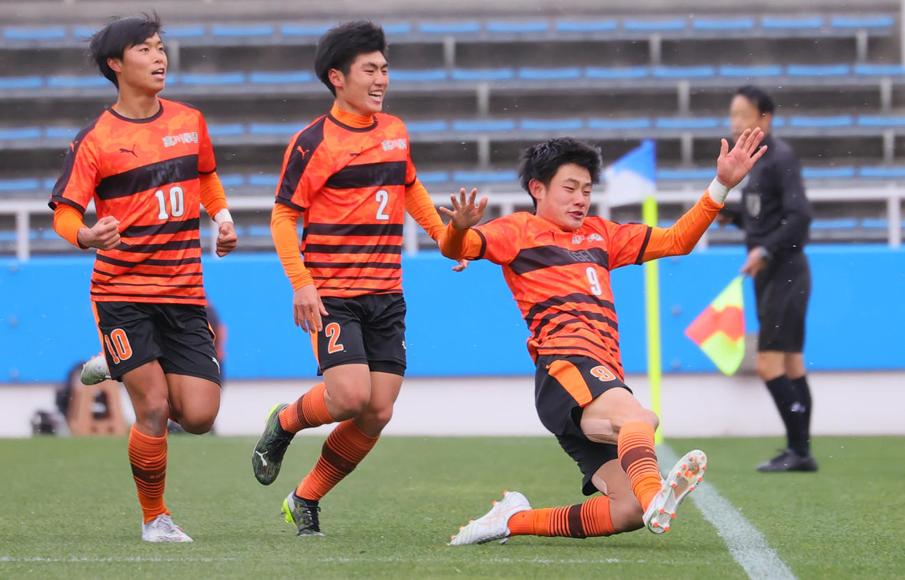 岡山学芸館対高川学園　後半、決勝ゴールを決め喜ぶ高川学園・中山（右）ら（撮影・野上伸悟）