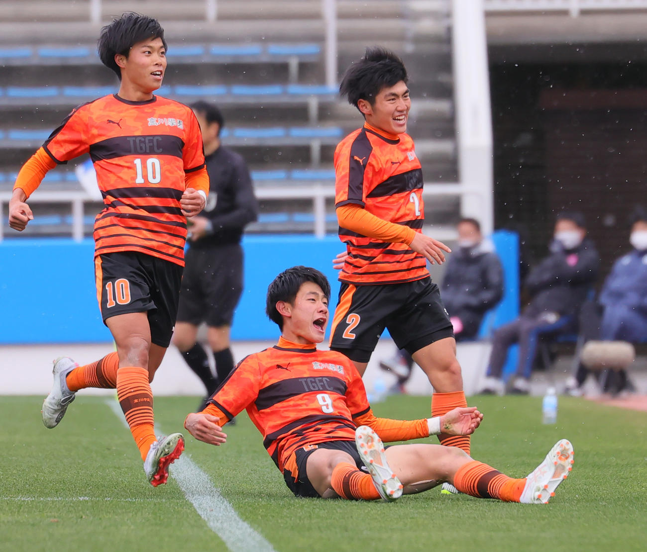 岡山学芸館対高川学園　後半、決勝ゴールを決め喜ぶ高川学園・中山（手前）ら（撮影・野上伸悟）