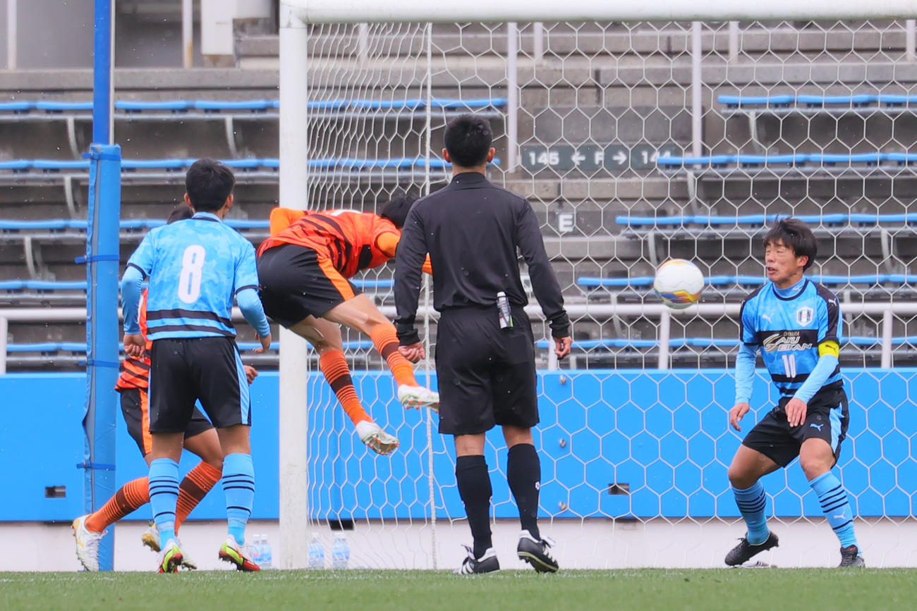 岡山学芸館対高川学園　後半、ヘディングで決勝ゴールを決める高川学園・中山（撮影・野上伸悟）