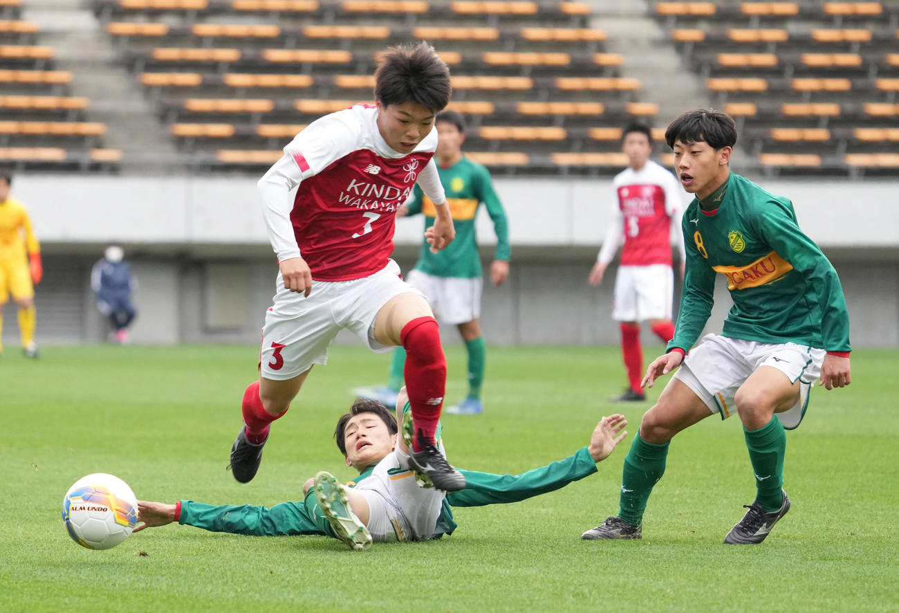 近大和歌山対静岡学園　前半、ドリブル突破する近大和歌山・長瀬（撮影・小沢裕）