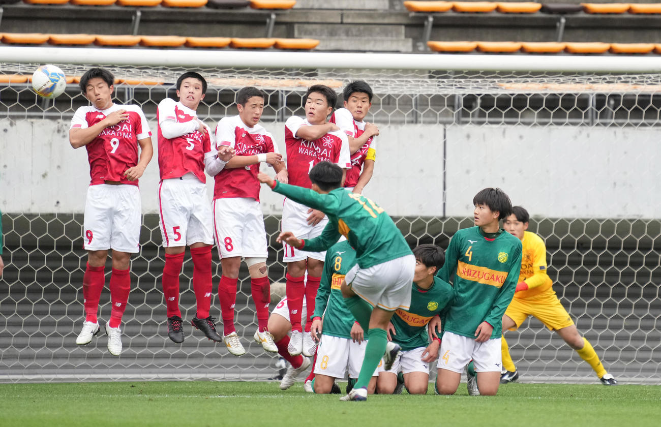 近大和歌山対静岡学園　前半、静岡学園・荒井はフリーキックを放つ（撮影・小沢裕）