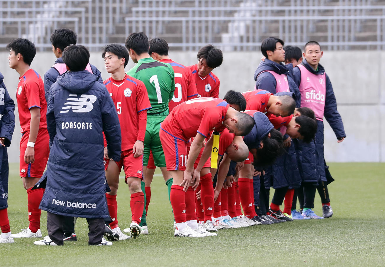 三重対前橋育英　0－6と大敗し、スタンド深々と一礼する三重イレブン（撮影・浅見桂子）