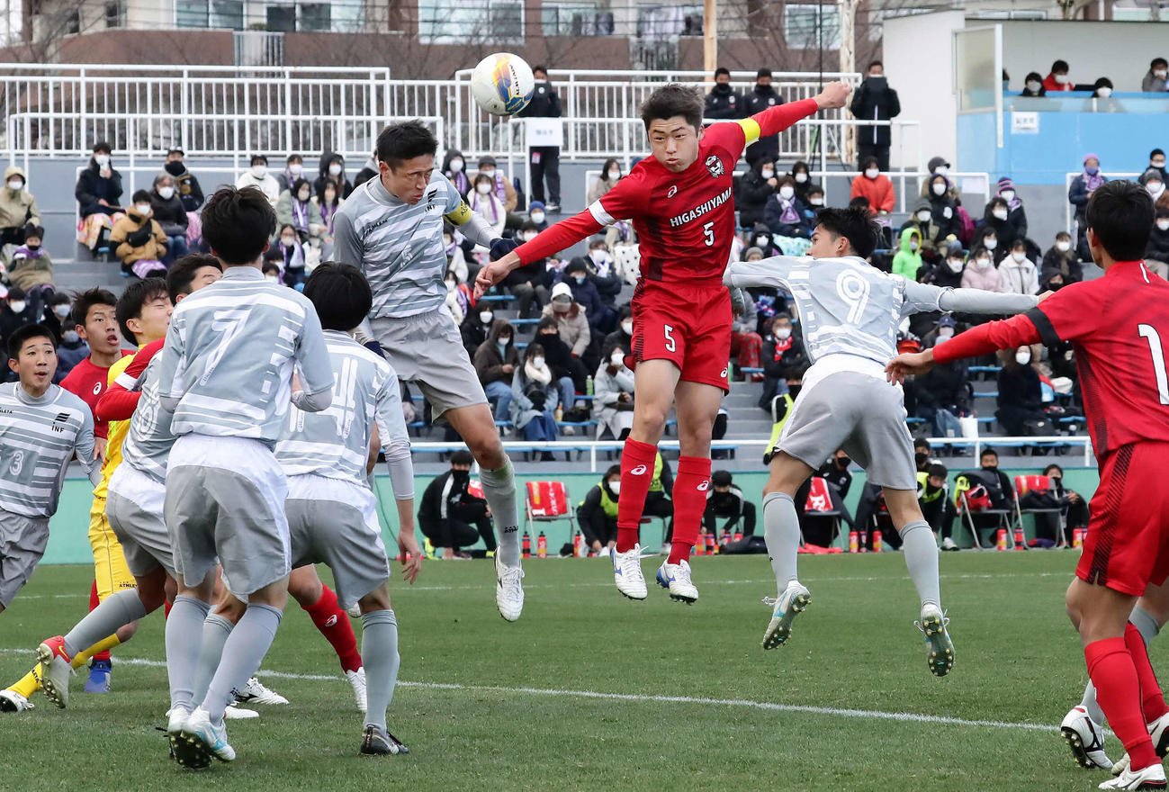 後半、セットプレーからヘディングシュートを放つ東山・夘田（中央右）（撮影・丹羽敏通）