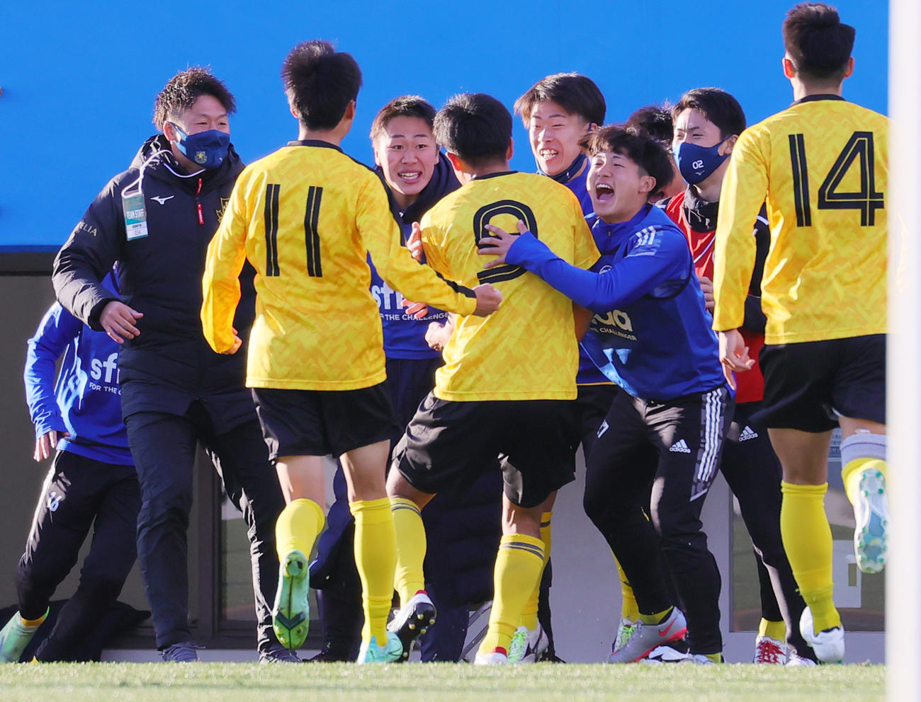 仙台育英対滝川二　後半、先制ゴールを決めた佐藤（背中＜9＞）は、控え選手たちと喜び合う（撮影・野上伸悟）