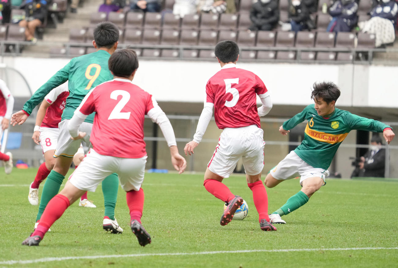 近大和歌山対静岡学園　後半、静岡学園・小泉（右）はゴールを奪う（撮影・小沢裕）