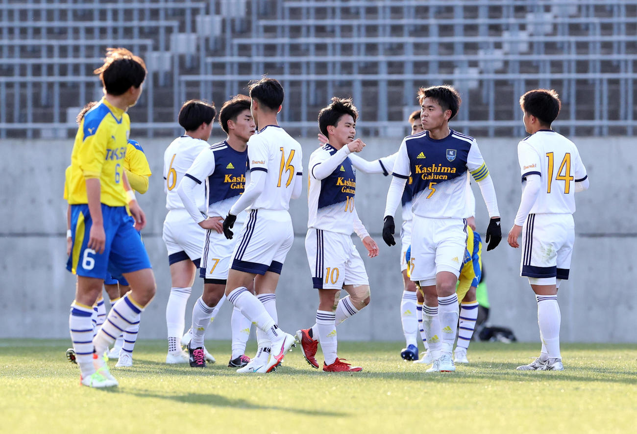 鹿島学園対高松商　2－0で勝利し、ハイタッチで喜び合う鹿島学園イレブン（撮影・浅見桂子）