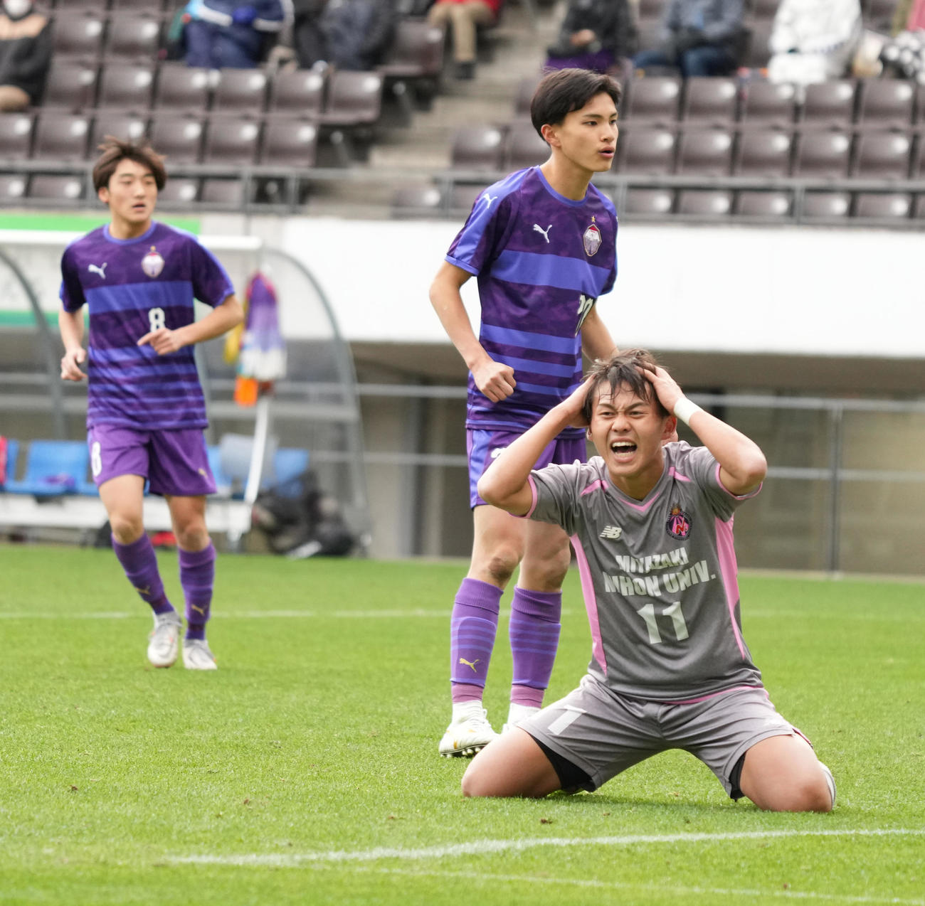富山第一対宮崎日大　前半、シュートが外れ頭を抱える宮崎日大・和田（撮影・小沢裕）