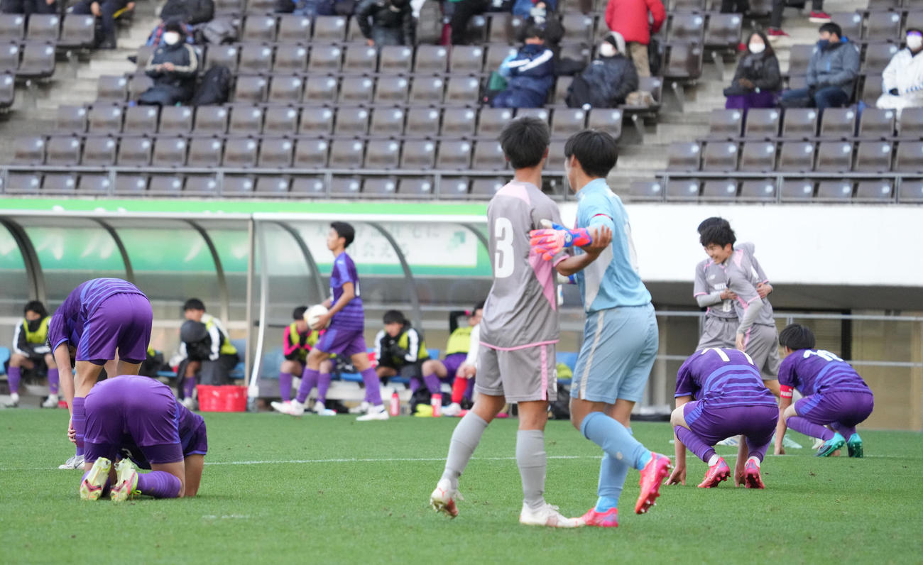 富山第一対宮崎日大　初戦敗退を喫した瞬間がっくりする富山第一イレブン（撮影・小沢裕）