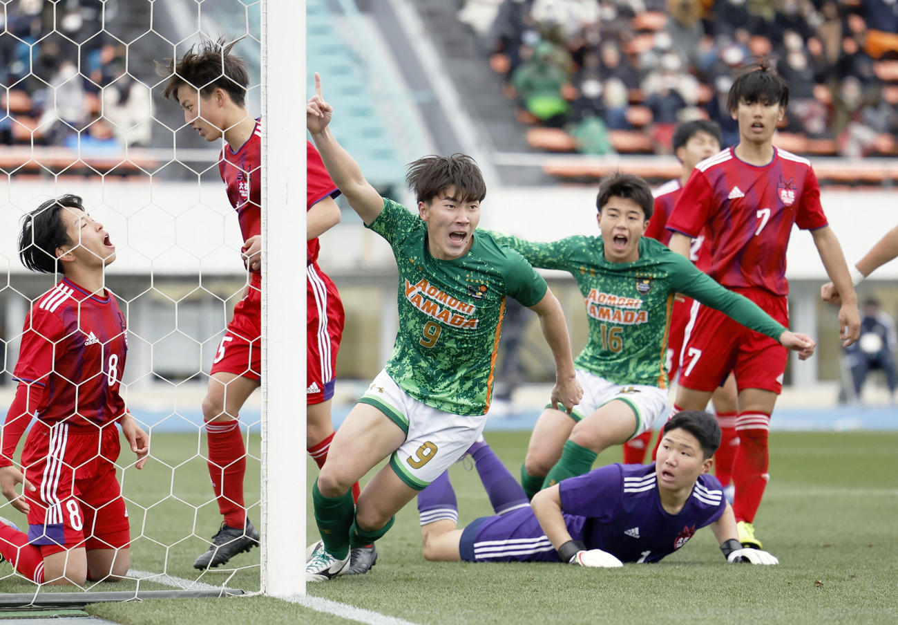 後半、先制ゴールを決め、駆けだす青森山田・名須川（中央）。GK栗原（共同）