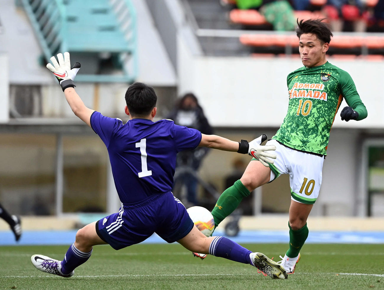 大社対青森山田　後半、ゴールを決める青森山田・松木（撮影・たえ見朱実）