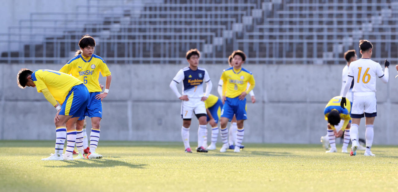 鹿島学園対高松商　0－2で敗れがっくりと肩を落とす高松商イレブン（撮影・浅見桂子）