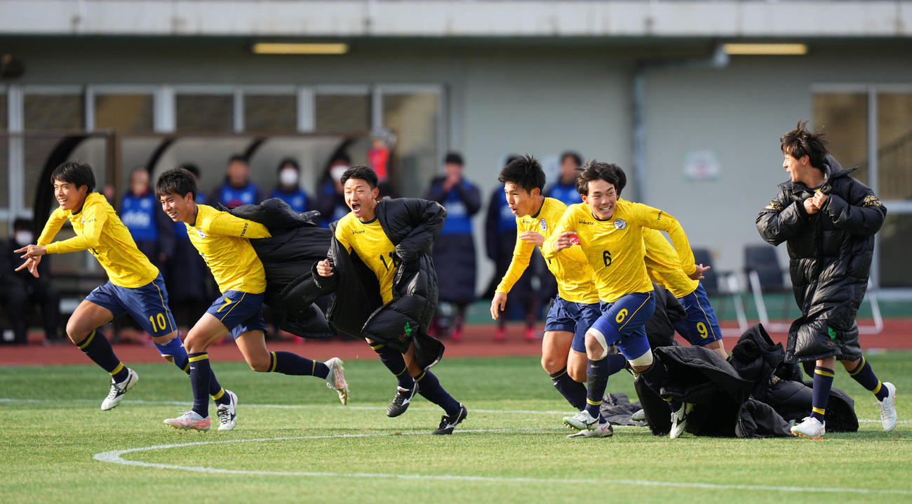 尚志対関東第一　PK戦の末、尚志に勝利し歓喜する関東第一イレブン（撮影・横山健太）