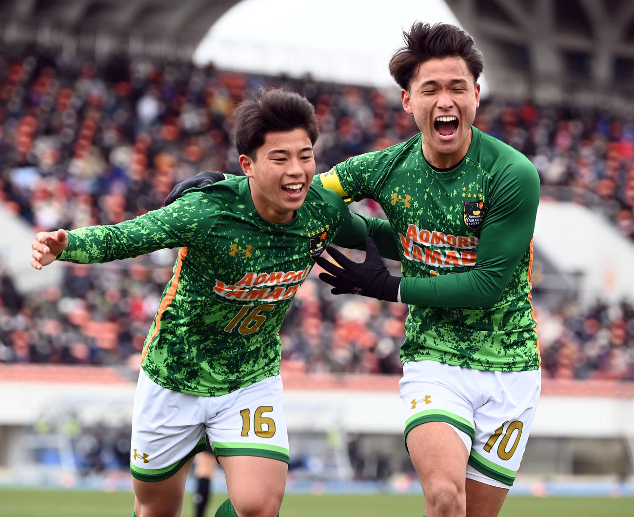 大社対青森山田　後半、ゴールを決めた青森山田・田沢（左）と抱き合って喜ぶ松木（撮影・たえ見朱実）