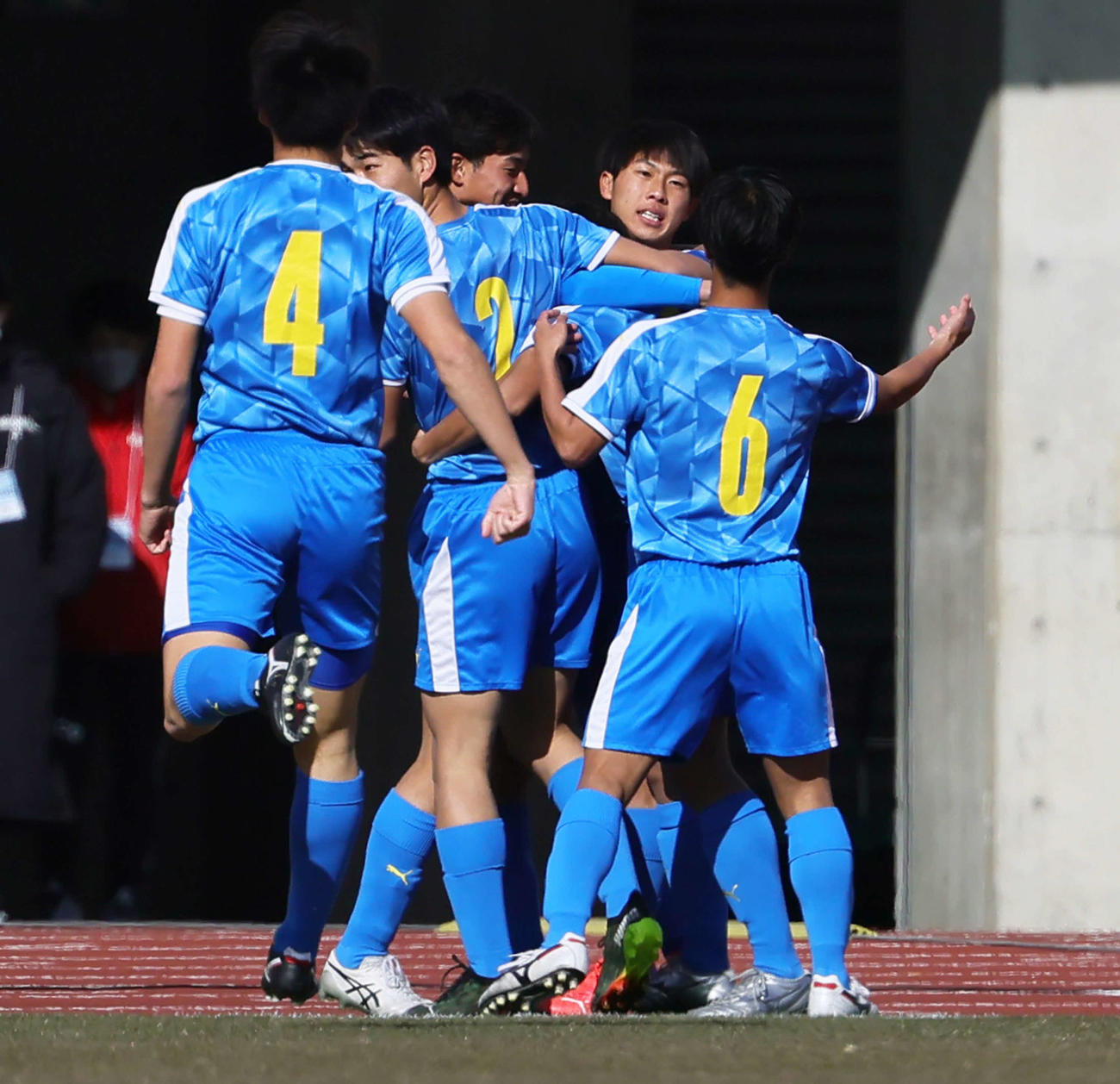 山梨学院対佐賀東　前半、ゴールを決め喜ぶ佐賀東・中山（右から2人目）ら（撮影・足立雅史）