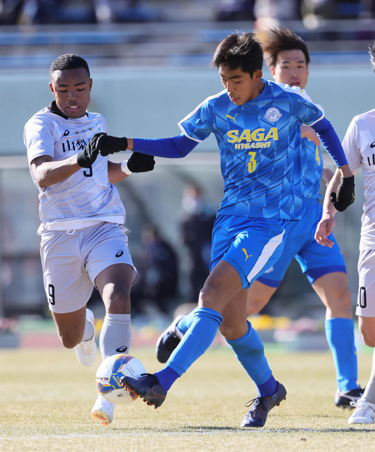 山梨学院対佐賀東　後半、競り合う山梨学院・茂木（左）と佐賀東・宝納（撮影・足立雅史）