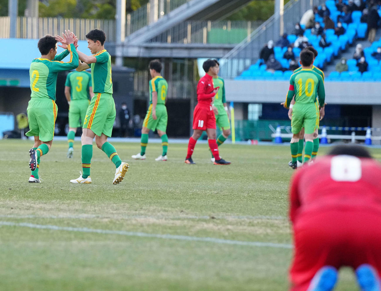 帝京長岡対神村学園　試合終了のホイッスルを聞き、喜ぶ帝京長岡の選手たち（撮影・江口和貴）